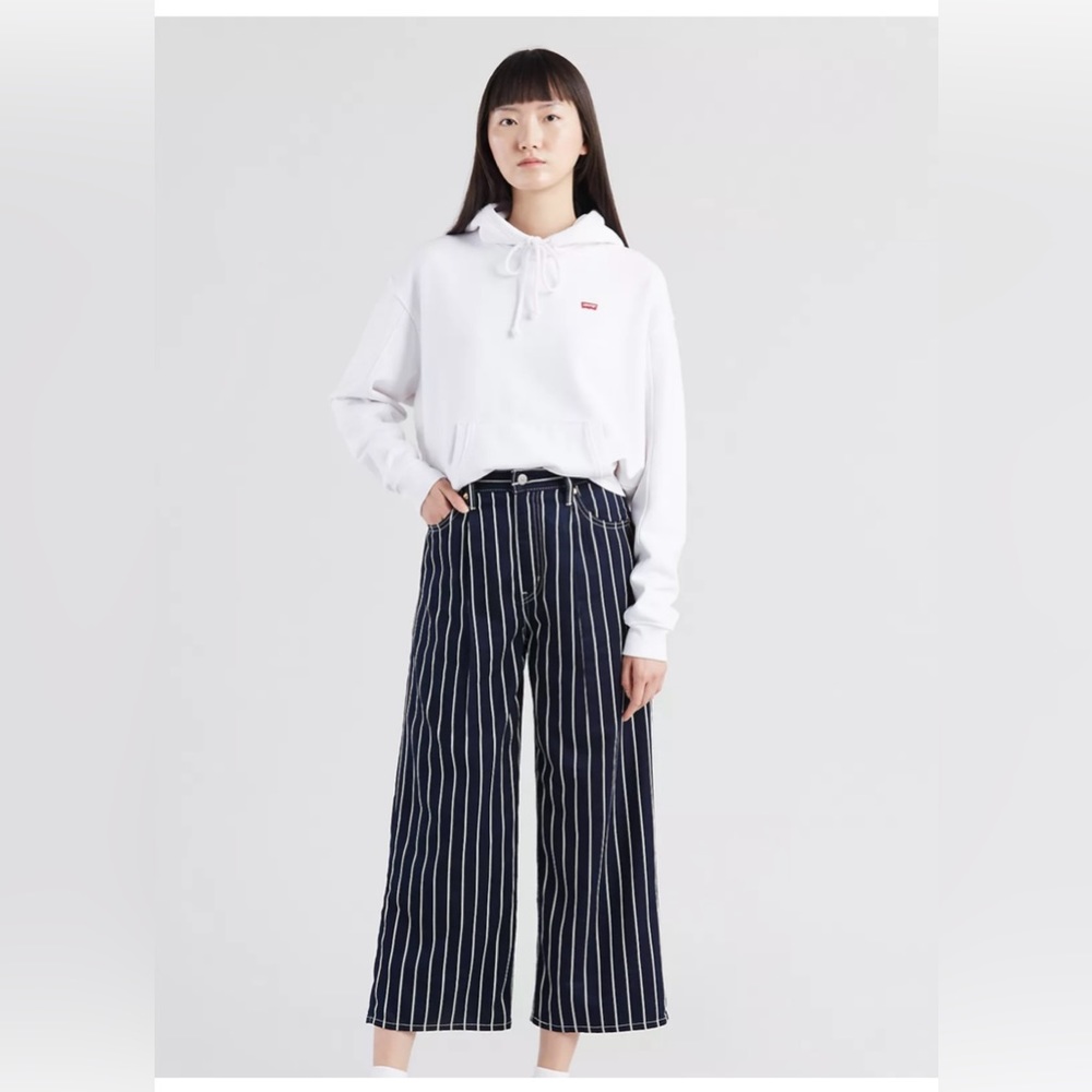 Levi’s Ribcage Pleated Cropped jeans. Blue/white stripe. W27, L25 EUC
